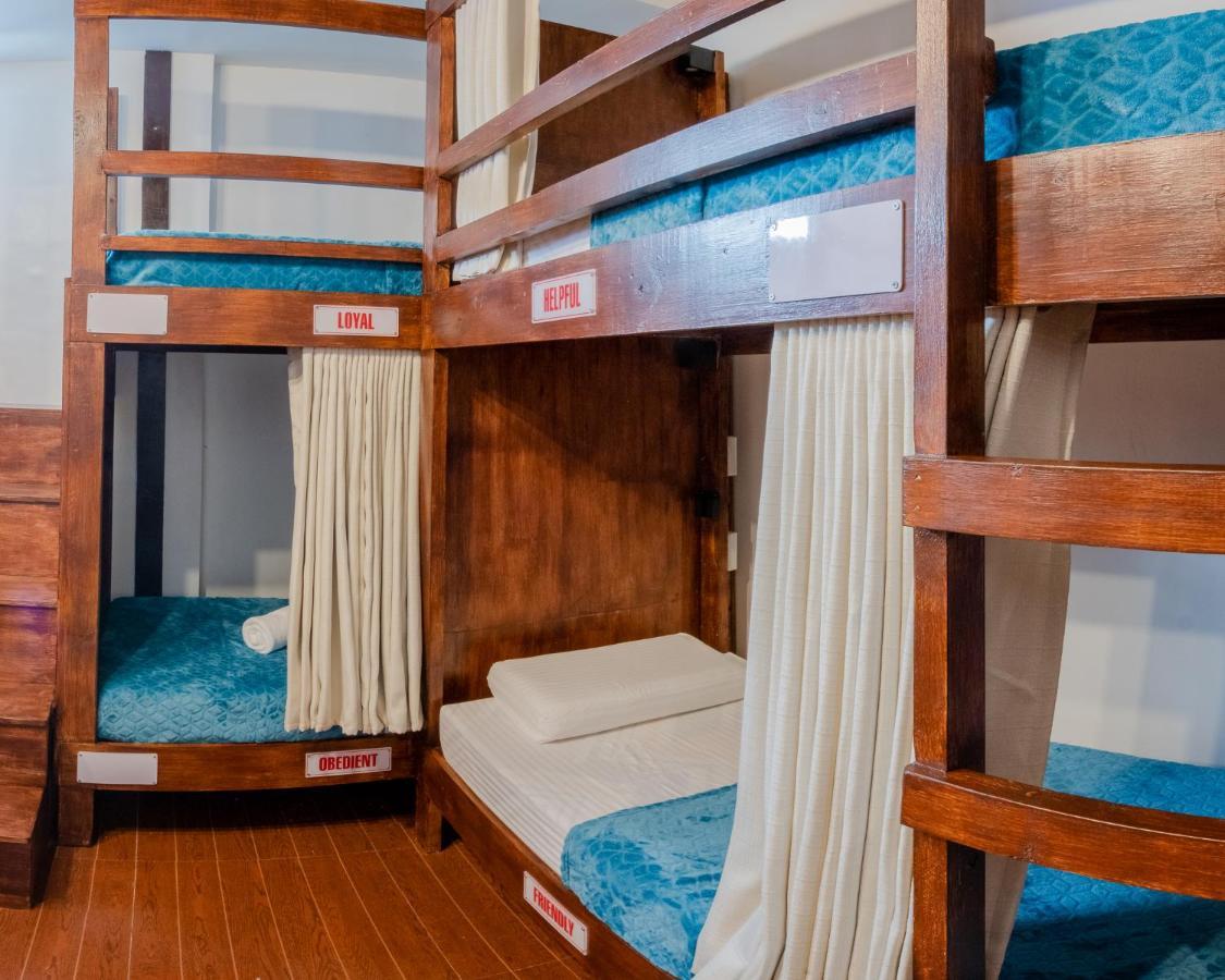Public House Hostel Мактан Екстериор снимка