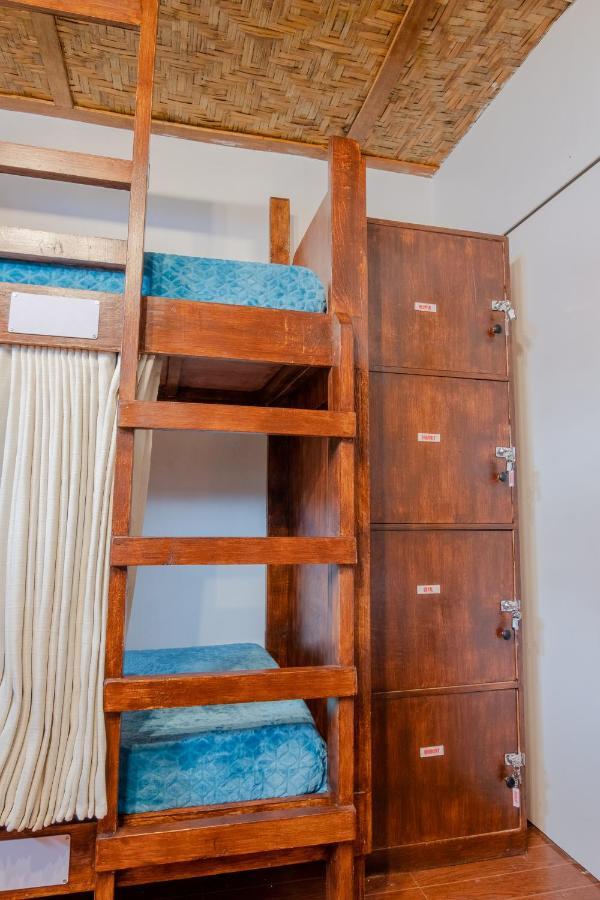 Public House Hostel Мактан Екстериор снимка