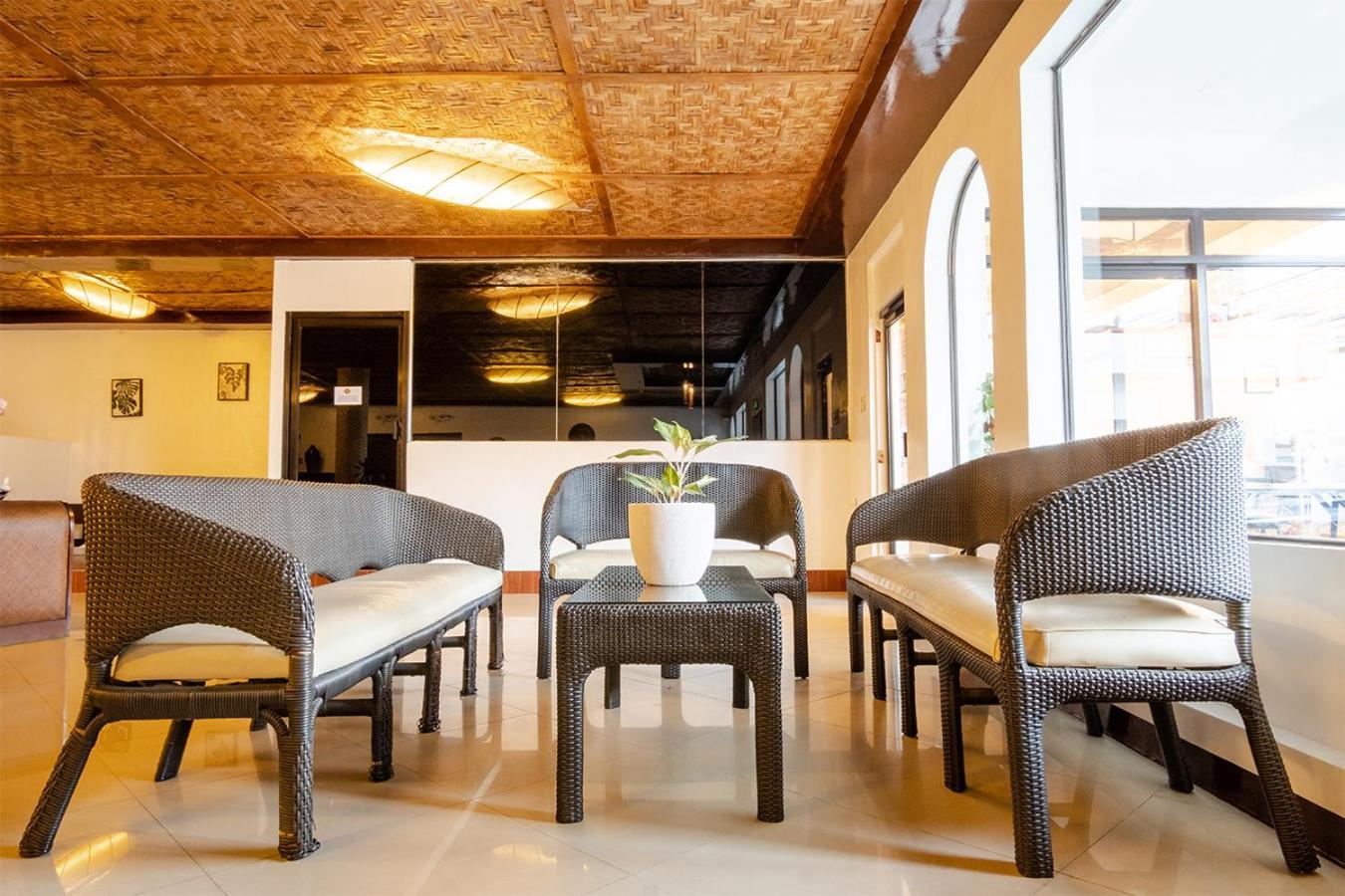 Public House Hostel Мактан Екстериор снимка